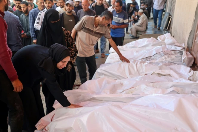 Des corps de Palestiniens tués dans des frappes israéliennes, regroupés devant un hôpital à Deir el-Balah , dans la bande de Gaza, le 20 mai 2025