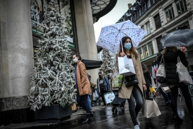 Près d'un grand magasin à Paris, le 24 décembre 2020