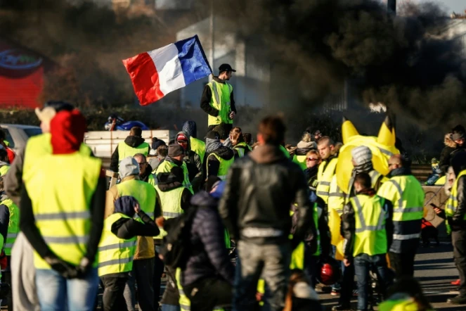 Des "gilets jaunes" bloquent une route à Caen le 18 novembre 2018