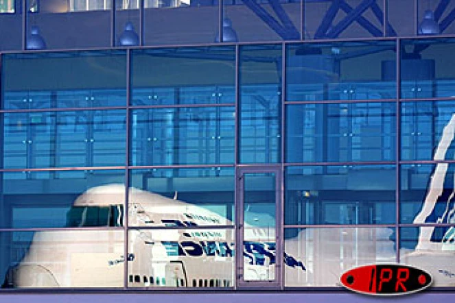 Avion stationné face à la baie vitrée de l'aéroport Roland Garros à Sainte-Marie (Nord)