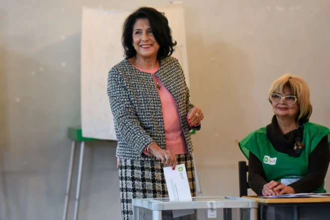 L'ex-ambassadrice française Salomé Zourabichvili, dépose son bulletin dans l'urne pour l'élection présidentielle en Géorgie, le 28 novembre 2018 à Tbilissi
