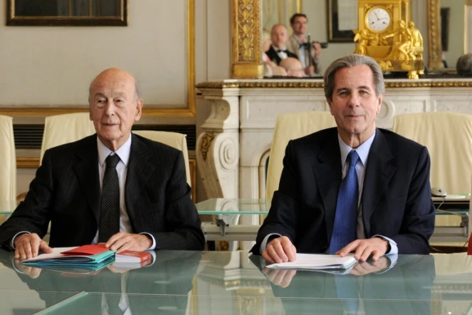 Le président du Conseil constitutionnel Jean-Louis Debré (d) et l'ex-président français Valéry Giscard d'Estaing le 20 mai 2010 au conseil à Paris