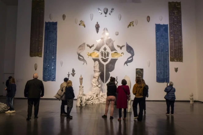 Des visiteurs à l'exposition des six grandes tapisseries de la Dame à la licorne visibles au musée des Abattoirs, à Toulouse, le 29 octobre 2021