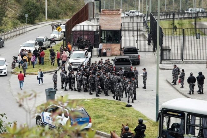 Des policier devant la prison Turi à Cuenca, le 1er septembre 2023 en Equateur