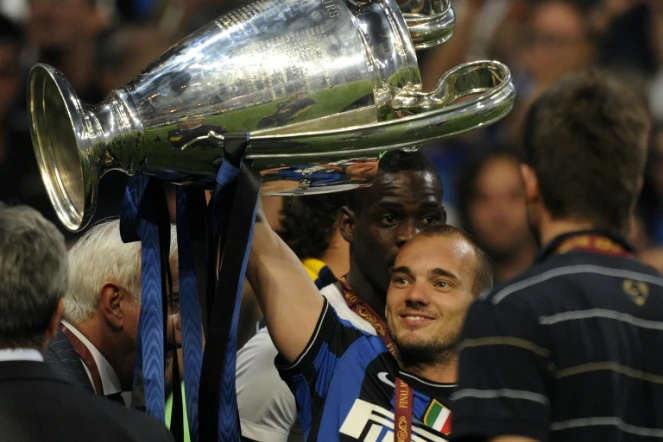 Le milieu de terrain de l'Inter Milan Wesley Sneijder avec le trophée de la Ligue des champions à Madrid le 22 mai 2010