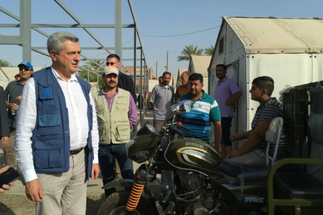 Le Haut Commissaire de l'Onu pour les réfugiés,  Filippo Grandi, lors d'une visite dans un camp de déplacés le 15 octobre 2016 à Bagdad 