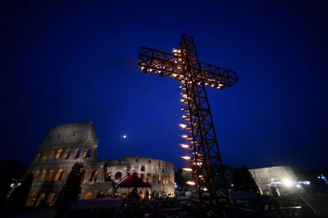 Des milliers de fidèles rassemblés pour la cérémonie du "Chemin de croix", présidée par le pape François, au Colisée de Rome, le 15 avril 2022