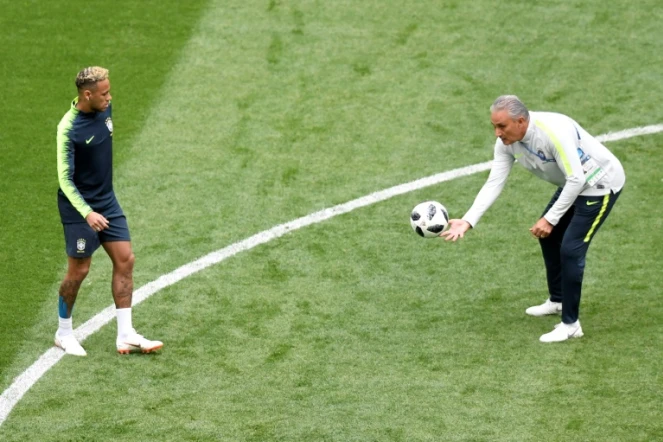 La star du Brésil Neymar et le sélectionneur Tite à l'entraînement, le 21 juin 2018 à Saint-Pétersbourg 