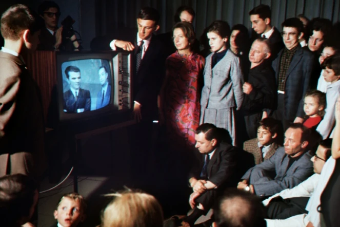1er octobre 1967: des téléspectateurs, à Paris, devant le premier programme en couleur diffusé à la télévision française