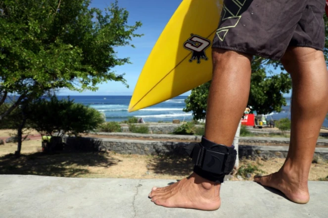 Un sufeur à La Réunion le 22 février 2019 portant un appareil électromagnétique censé éloigner les requins