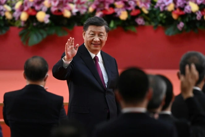 Le président chinois Xi Jinping saluant les responsables hongkongais après son discours lors de la cérémonie pour le 25e anniversaire de la rétrocession de l'ancienne colonie britannique, à Hong Kong, le 1er juillet 2022