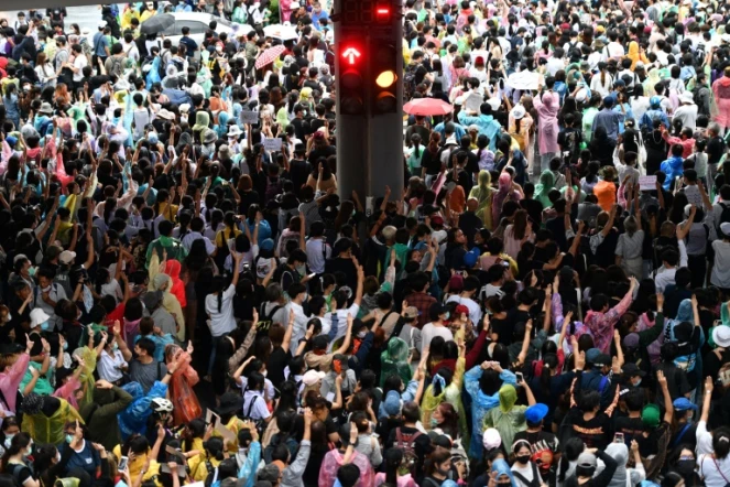 Des centaines de manifestants continuent de braver les mesures d'urgence à Bangkok, le 16 octobre 2020