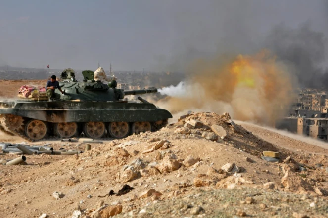 Les forces syriennes tirent sur des positions jihadistes, le 2 novembre 2017 à Deir Ezzor