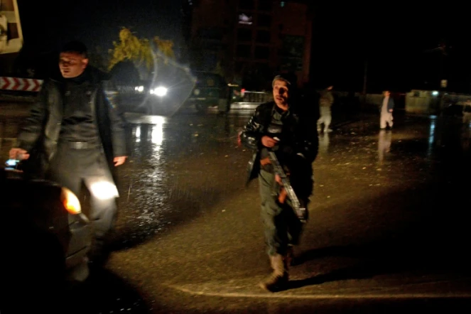 Des forces de sécurité afghanes contrôlent un véhicule dans une rue à proximité d'un consulat indien dans la ville de Mazar-i-Sharif, le 3 janvier 2016, dans le nord de l'Afghanistan