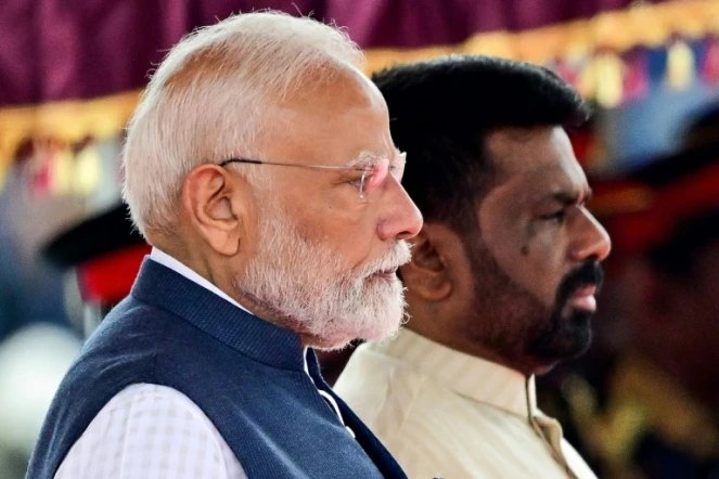 Le président sri-lankais Anura Kumara Dissanayake (d) et le Premier ministre indien Narendra Modi lors d'une cérémonie place de l'Indépendance à Colombo, le 5 avril 2025