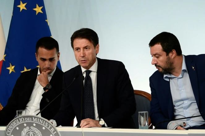 Le Premier ministre Giuseppe Conte au centre entouré de ses deux vice-Premiers ministres, Luigi Di Maio (à gauche) et Matteo Salvini (le 15 octobre 2018 à Rome)