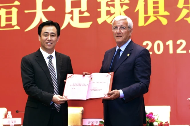 Xu Jiayin (g), patron d'Evergrande et de l'équipe de football de Guangzhou, et l'entraîneur italien Marcello Lippi, lors de la signature d'un contrat, le 17 mai 2012 à Guangzhou