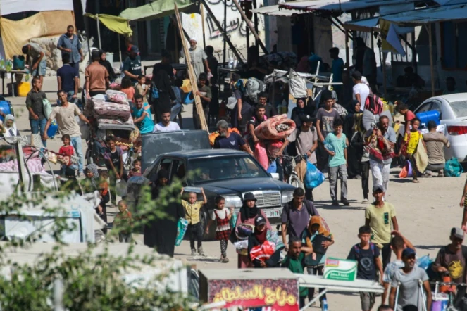 Des Palestiniens fuient un quartier de Khan Younès, dans le sud de la bande de Gaza, après un ordre d'évacuation de l'armée israélienne, le 11 août 2024