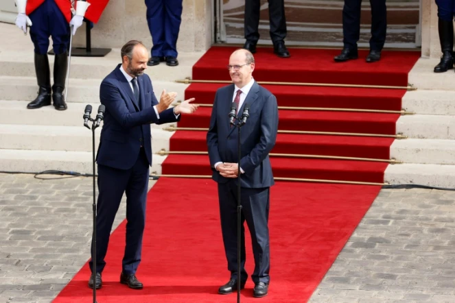 L'ex-Premier ministre Edouard Philippe applaudit son successeur Jean Castex, dans la cour de l'Hôtel Matignon, le 3 juillet 2020