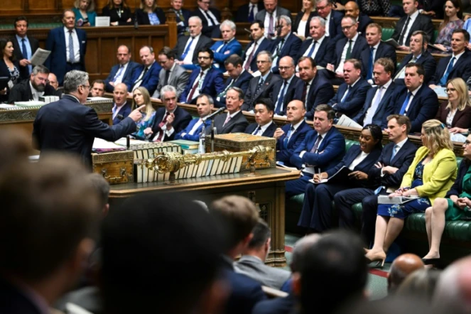 La photo fournie par le parlement britannique montre le premier ministre Keir Starmer qui pointe du doigt Kemi Badenoch, le chef des conservateurs, principal parti d'opposition 