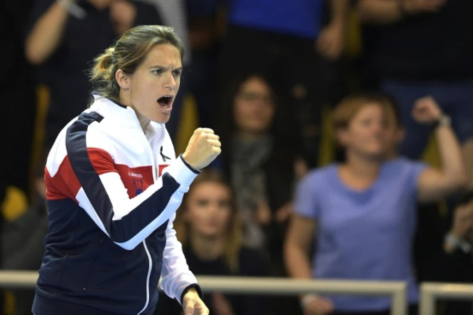 La capitaine de la Fed Cup Amélie Mauresmo encourage Caroline Garcia en finale face à la Tchèque Karolina Pliskova, le 13 novembre 2016 à Strasbourg