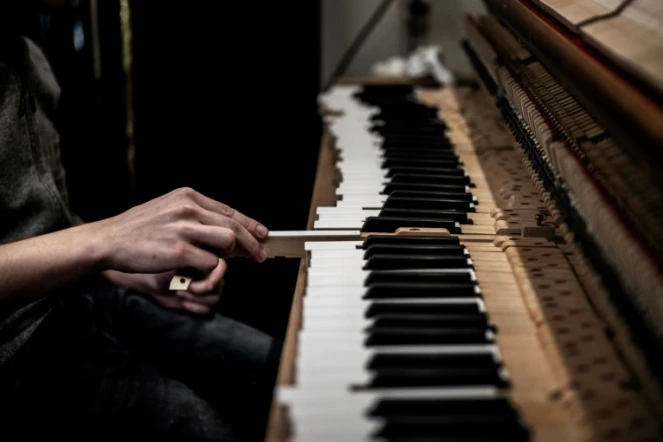 Préparation d'un piano avant d'etre expédié dans un atelier à Lyon, le 14 avril 2020