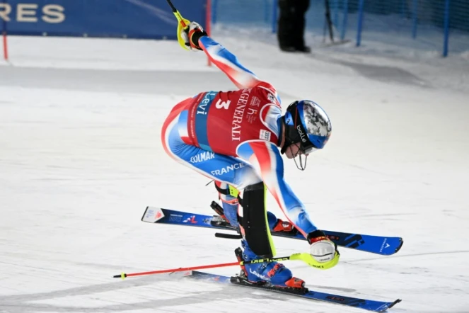 Clément Noël dans le final de la seconde manche du slalom de Levi, en Finlande le 17 novembre 2024. Le Français a remporté sa onzième victoire en Coupe du monde, la première depuis janvier 2023
