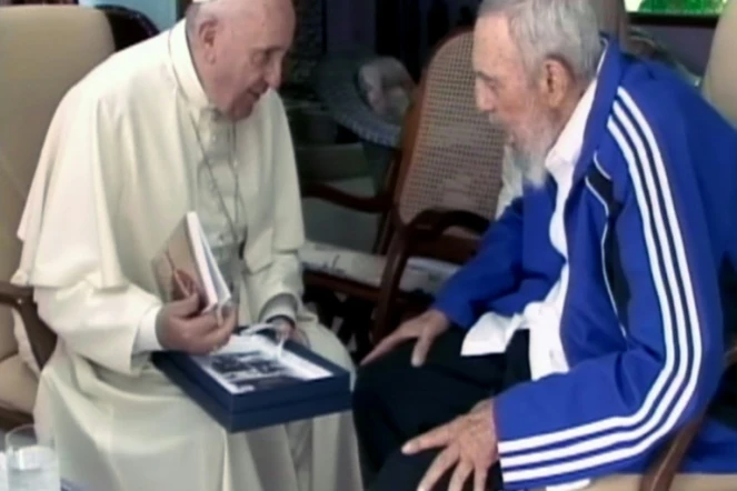 Capture d'écran de la TV cubaine du pape François et de Fidel Castro le 20 septembre 2015 à La Havane