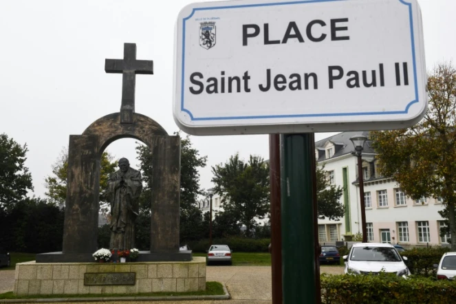 La statue en bronze de Jean-Paul II surmontée d'une croix, à Ploêrmel, dans le Morbihan le 2 novembre 2017