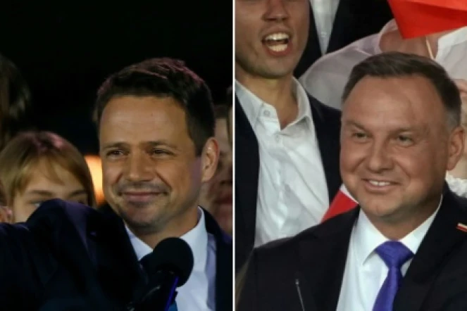 Le président polonais Andrzej Duda (à droite) et son rival à la présidentielle Rafal Trzaskowski font tous deux le signe de la victoire lors de la divulgation des premiers résultats, le 12 juillet 2020 