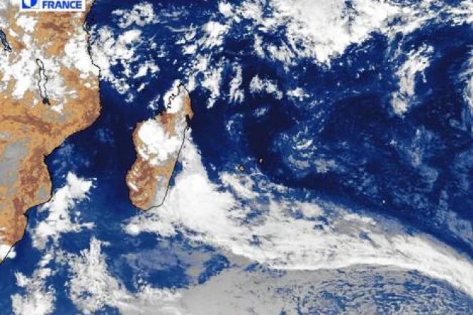 La perturbation tropicale se situait à 16 heures à 3 800 kilomètres de La Réunion.