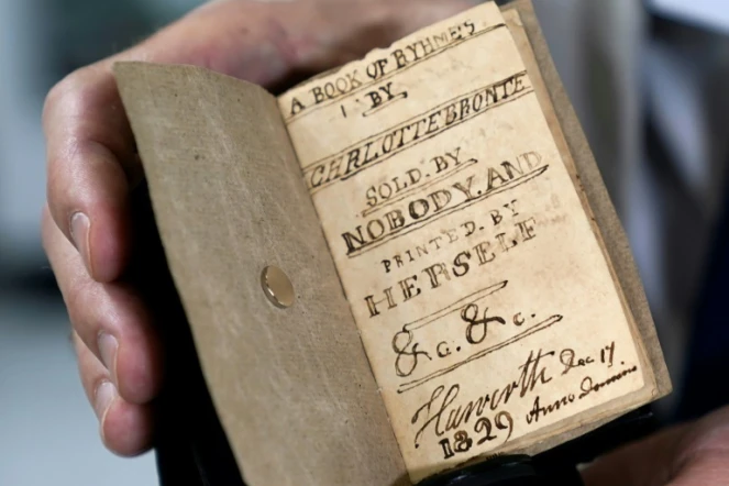 Un manuscrit miniature de la romancière anglaise Charlotte Bronte, dévoilé à la Foire internationale du livre ancien de New York, le 21 avril 2022
