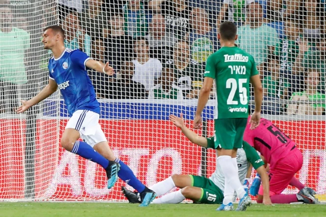 L'attaquant de Strasbourg Ludovic Ajorque (g) ouvre la marque sur le terrain du Maccabi Haïfa au 2e tour préliminaire retour de la Ligue Europa, le 1er août 2019  