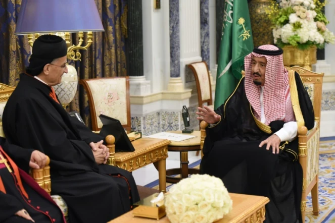 Le patriarche maronite libanais Bechara Rai (G) rencontre le roi Salmane d'Arabie saoudite (D) lors de sa visite à Ryad, le 14 novembre 2017