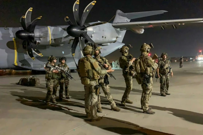 Des soldats français montent la garde près d'un avion militaire à l'aéroport de Kaboul le 17 août 2021