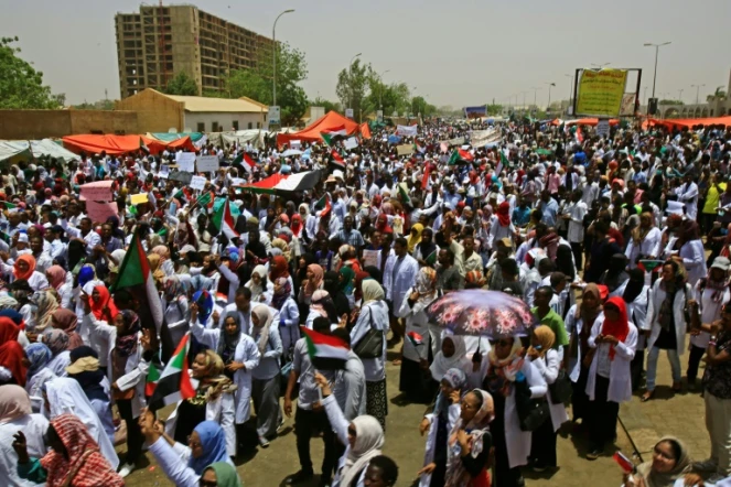 Des manifestants soudanais autour du QG de l'armée, à Khartoum, le 17 avril 2019