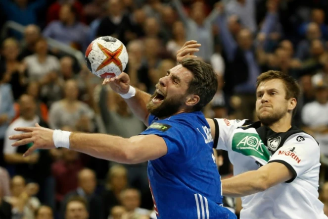 Luka Karabatic (g) à la lutte avec l'Allemand Fabian Boehm lors du Mondial, à Berlin, le 15 janvier 2019  