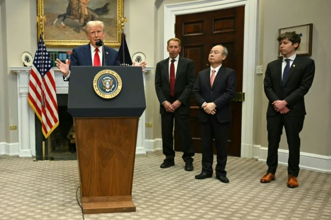 Le président américain Trump s'exprime dans la salle Roosevelt, entouré de Masayoshi Son (2e d), président-directeur général de SoftBank, Larry Ellison (3e d), directeur général d'Oracle et Sam Altman (d), directeur général d'Open AI, à la Maison Blanche, le 21 janvier 2025 à Washington