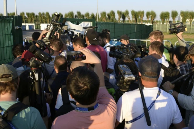 Les journalistes tentant d'assister à l'entraînement de l'équipe d'Argentine, à leur camp de base de Bronnitsy, près de Moscou, le 18 juin 2018, pendant la Coupe du monde 