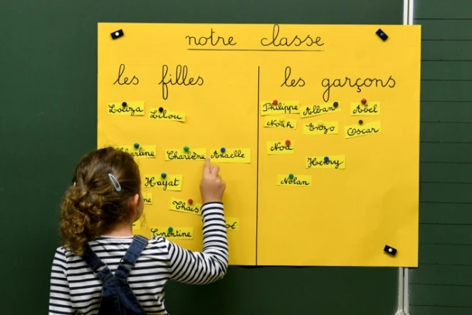 Une élève écrit sur un tableau le jour de la rentrée scolaire le 4 septembre 2017 à Quimper, France