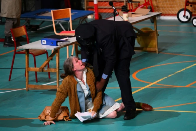 Des comédiens répètent la pièce "Welfare" de Julie Deliquet sur la scène de la Cour d'honneur du Palais des papes dans le cadre du festival d'Avignon le 3 juillet 2023.