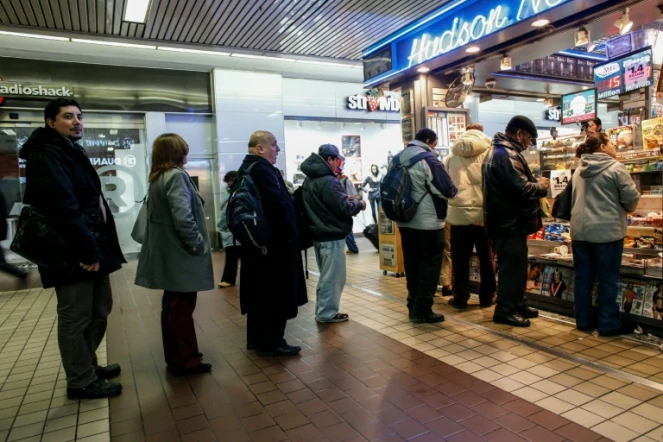 Des personnes font la queue pour acheter des tickets pour le Powerball à New York, le 12 janvier 2016