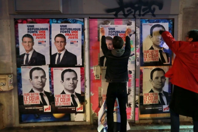Les affiches électorales de Manuel Valls et Benoît Hamon collées par leurs militants le 12 janvier 2017 à Paris