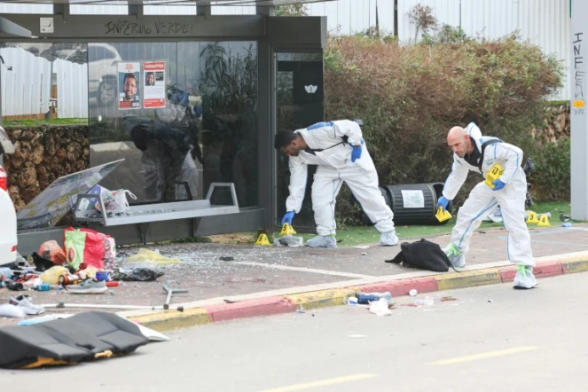 La police scientifique inspecte la zone de l'attentat à la voiture-bélier à Raanana, en Israël, le 15 janvier 2024