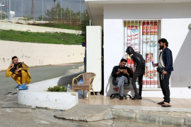 Des migrants syriens dans le complexe touristique de Saint-Nicolas, le 31 janvier 2022 à Chloraka, à Chypre
