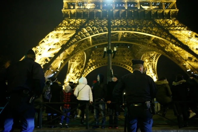 Forces de sécurité déployées près de la Tour Eiffel le 31 décembre 2015 à Paris 