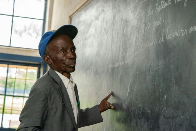 Bayard Kumwimba Dyuba, 84 ans, enseignant depuis 1968 dans sa classe d'une école primaire  de Lubumbashi, en RDCongo le 14 février 2022.

