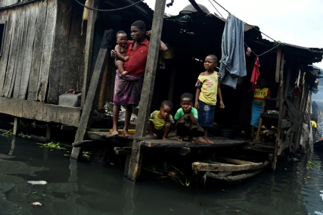 Des enfants dans le bidonville flottant de Makoko à Lagos, le 23 octobre 2019 au Nigeria 