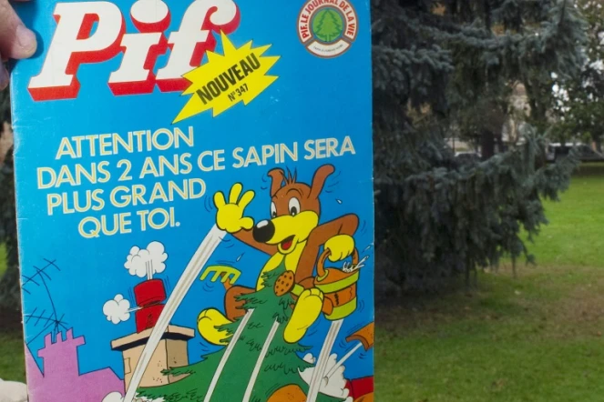 Le numéro 347 du magazine Pif Gadget pour la jeunesse devant un sapin Pif, le 22 décembre 2011 au jardin des plantes de Toulouse