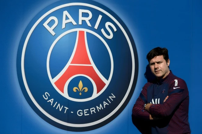 L'entraîneur argentin du Paris-SG, Mauricio Pochettino, prend la pose au centre d'entraînement de Saint-Germain-en-Laye, le 1er mars 2021